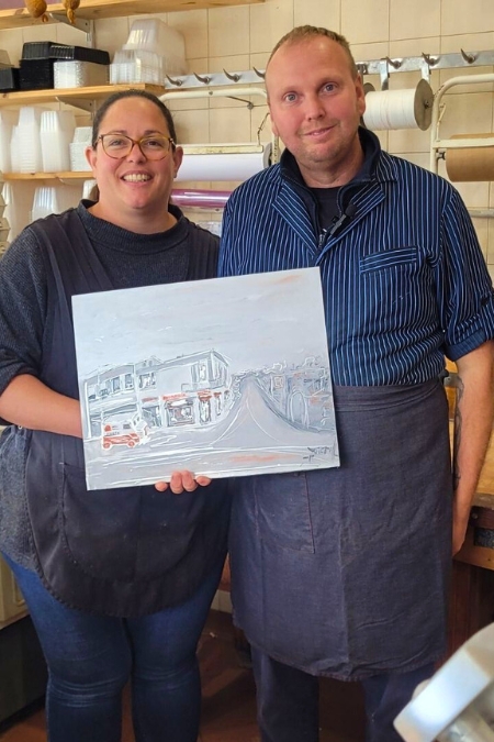 photo de 3 personnes dans une boucherie