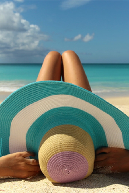 photo d'une fille allongée sur la plage